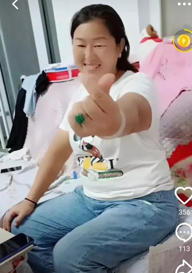 翡翠手镯网红极品红翡翡翠手镯-第3张图片-翡翠网 翡翠手镯网红极品红翡翡翠手镯-第3张图片-翡翠网