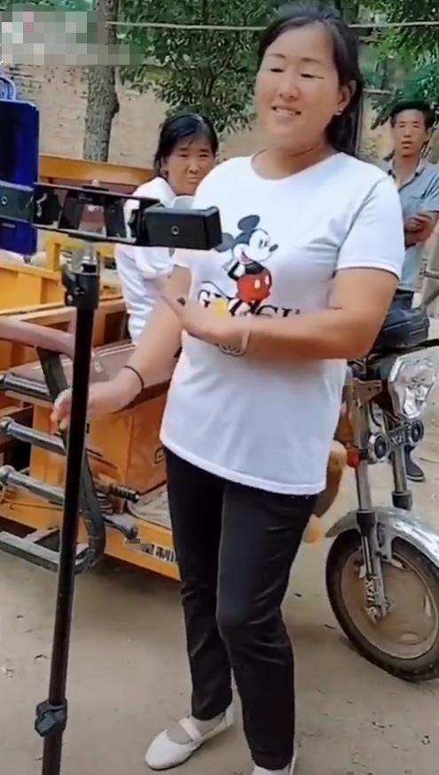 翡翠手镯网红极品红翡翡翠手镯-第5张图片-翡翠网 翡翠手镯网红极品红翡翡翠手镯-第5张图片-翡翠网