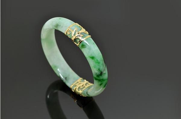 翡翠手镯磕了3千到4千的翡翠手镯是怎样的-第2张图片-翡翠网 翡翠手镯磕了3千到4千的翡翠手镯是怎样的-第2张图片-翡翠网