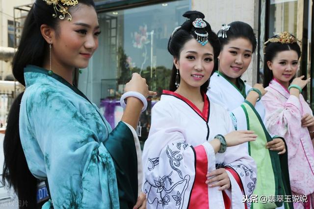 翡翠手镯佩戴那只手,翡翠手镯什么颜色好-第6张图片-翡翠网 翡翠手镯佩戴那只手,翡翠手镯什么颜色好-第6张图片-翡翠网