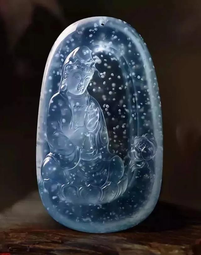 蓝晴翡翠手镯,翡翠手镯打灯表现图解-第1张图片-翡翠网 蓝晴翡翠手镯,翡翠手镯打灯表现图解-第1张图片-翡翠网