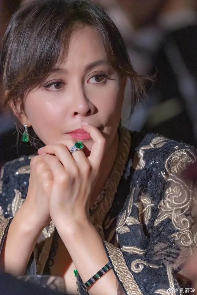 蓝晴翡翠手镯,翡翠手镯打灯表现图解-第3张图片-翡翠网 蓝晴翡翠手镯,翡翠手镯打灯表现图解-第3张图片-翡翠网