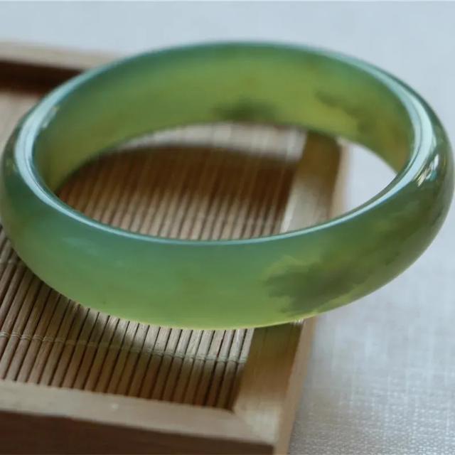 蓝晴翡翠手镯,翡翠手镯打灯表现图解-第5张图片-翡翠网 蓝晴翡翠手镯,翡翠手镯打灯表现图解-第5张图片-翡翠网