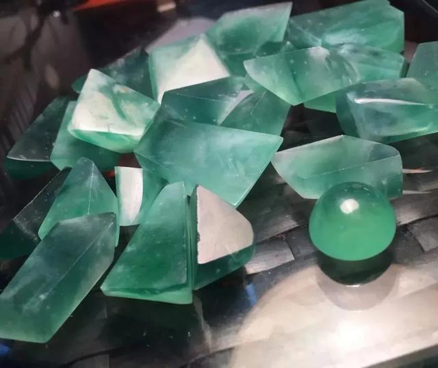 蓝晴翡翠手镯,翡翠手镯打灯表现图解-第9张图片-翡翠网 蓝晴翡翠手镯,翡翠手镯打灯表现图解-第9张图片-翡翠网