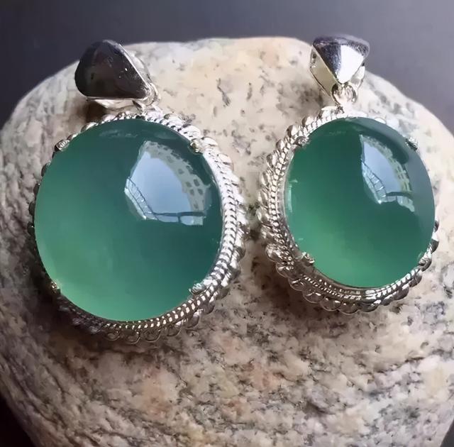 蓝晴翡翠手镯,翡翠手镯打灯表现图解-第12张图片-翡翠网 蓝晴翡翠手镯,翡翠手镯打灯表现图解-第12张图片-翡翠网