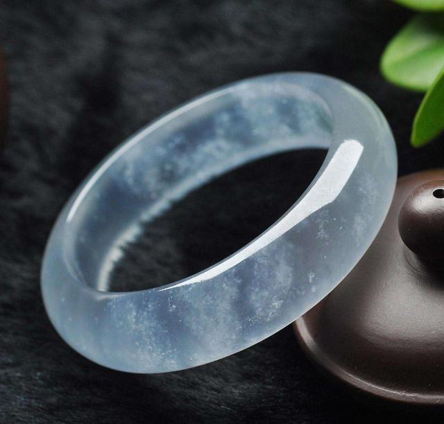 蓝晴翡翠手镯,翡翠手镯打灯表现图解-第16张图片-翡翠网 蓝晴翡翠手镯,翡翠手镯打灯表现图解-第16张图片-翡翠网