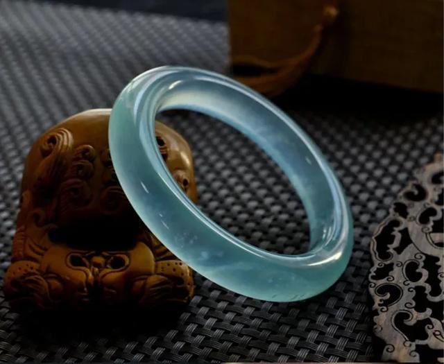 蓝晴翡翠手镯,翡翠手镯打灯表现图解-第19张图片-翡翠网 蓝晴翡翠手镯,翡翠手镯打灯表现图解-第19张图片-翡翠网