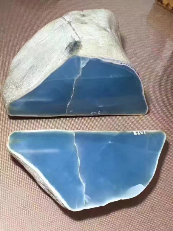 翡翠原石刀砍纹是什么,翡翠原石蓝色厂家-第1张图片-翡翠网 翡翠原石刀砍纹是什么,翡翠原石蓝色厂家-第1张图片-翡翠网