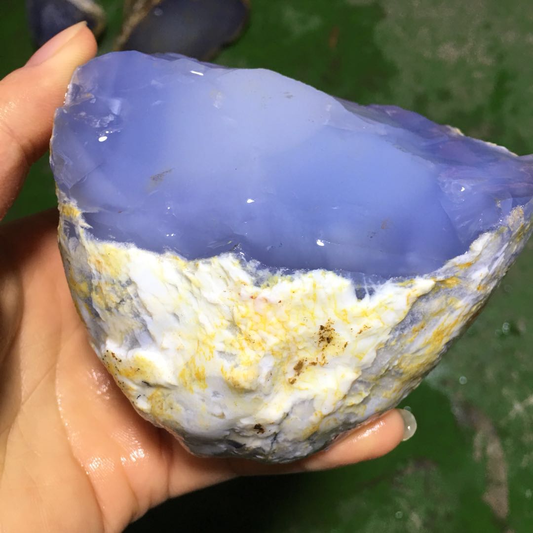 翡翠原石刀砍纹是什么,翡翠原石蓝色厂家-第2张图片-翡翠网 翡翠原石刀砍纹是什么,翡翠原石蓝色厂家-第2张图片-翡翠网