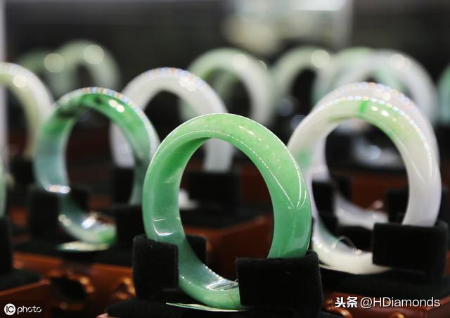 飘花玉镯和纯色玉镯哪个好翡翠豆种飘花手镯价格-第1张图片-翡翠网 飘花玉镯和纯色玉镯哪个好翡翠豆种飘花手镯价格-第1张图片-翡翠网