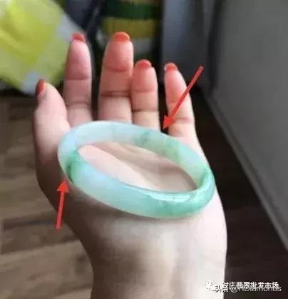 飘花玉镯和纯色玉镯哪个好翡翠豆种飘花手镯价格-第3张图片-翡翠网