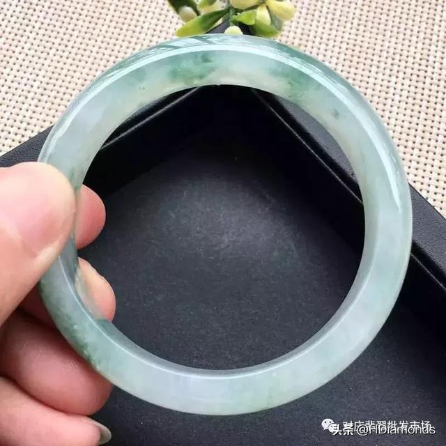飘花玉镯和纯色玉镯哪个好翡翠豆种飘花手镯价格-第4张图片-翡翠网 飘花玉镯和纯色玉镯哪个好翡翠豆种飘花手镯价格-第4张图片-翡翠网