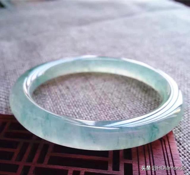 飘花玉镯和纯色玉镯哪个好翡翠豆种飘花手镯价格-第6张图片-翡翠网 飘花玉镯和纯色玉镯哪个好翡翠豆种飘花手镯价格-第6张图片-翡翠网