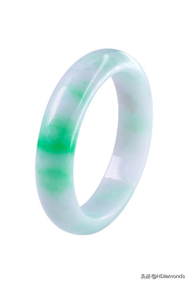 飘花玉镯和纯色玉镯哪个好翡翠豆种飘花手镯价格-第7张图片-翡翠网 飘花玉镯和纯色玉镯哪个好翡翠豆种飘花手镯价格-第7张图片-翡翠网