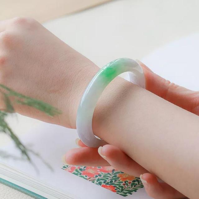 赞美翡翠的精美句子大全翡翠手镯最好的诗句-第5张图片-翡翠网 赞美翡翠的精美句子大全翡翠手镯最好的诗句-第5张图片-翡翠网