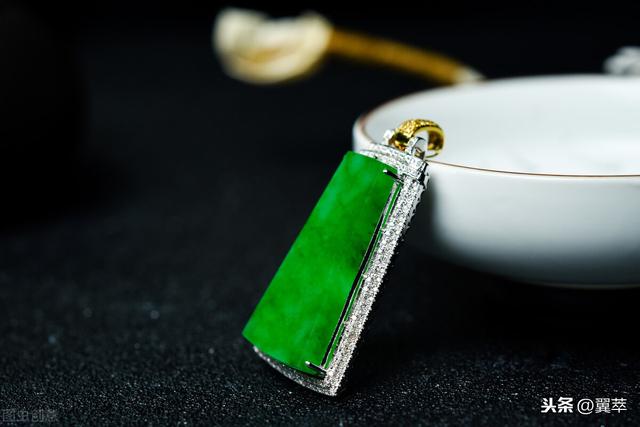 翡翠手镯ab货B货翡翠手镯怎么看-第1张图片-翡翠网 翡翠手镯ab货B货翡翠手镯怎么看-第1张图片-翡翠网