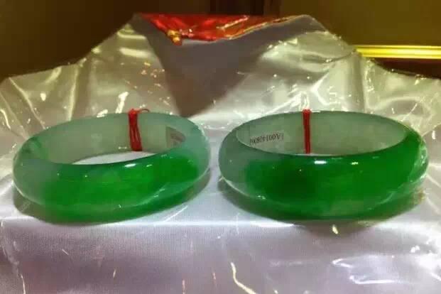 玉最简单的鉴定方法,几十万的翡翠手镯-第1张图片-翡翠网 玉最简单的鉴定方法,几十万的翡翠手镯-第1张图片-翡翠网