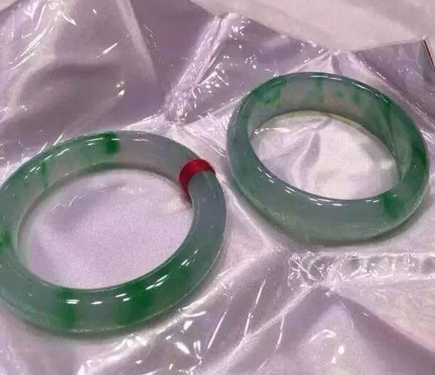 玉最简单的鉴定方法,几十万的翡翠手镯-第2张图片-翡翠网 玉最简单的鉴定方法,几十万的翡翠手镯-第2张图片-翡翠网