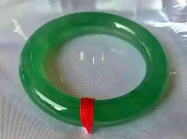 玉最简单的鉴定方法,几十万的翡翠手镯-第3张图片-翡翠网 玉最简单的鉴定方法,几十万的翡翠手镯-第3张图片-翡翠网