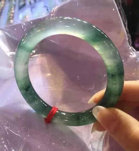 玉最简单的鉴定方法,几十万的翡翠手镯-第4张图片-翡翠网 玉最简单的鉴定方法,几十万的翡翠手镯-第4张图片-翡翠网