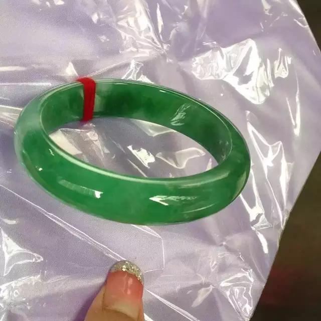 玉最简单的鉴定方法,几十万的翡翠手镯-第5张图片-翡翠网 玉最简单的鉴定方法,几十万的翡翠手镯-第5张图片-翡翠网