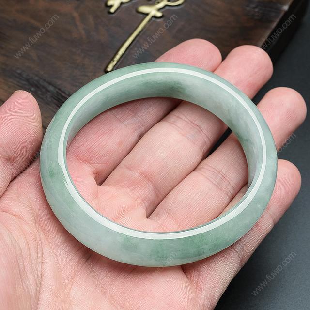 翡翠手镯哪里出售,翡翠手镯有裂纹怎么办-第1张图片-翡翠网 翡翠手镯哪里出售,翡翠手镯有裂纹怎么办-第1张图片-翡翠网
