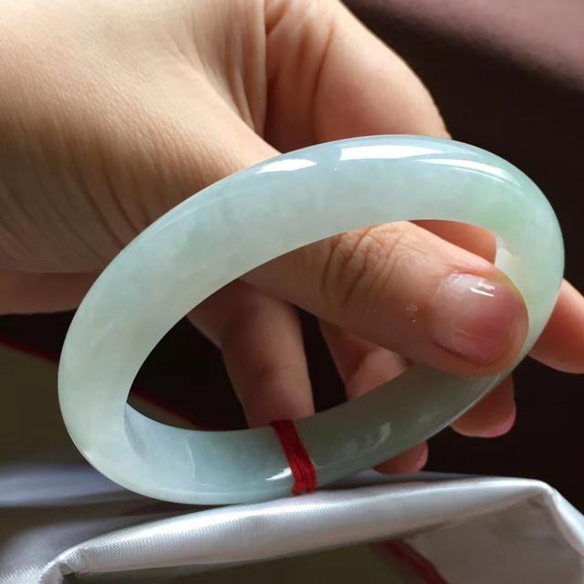 翡翠手镯有棉絮好不好黄金配翡翠手镯-第2张图片-翡翠网 翡翠手镯有棉絮好不好黄金配翡翠手镯-第2张图片-翡翠网