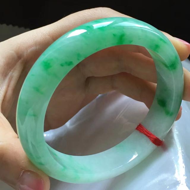 翡翠手镯有棉絮好不好黄金配翡翠手镯-第3张图片-翡翠网 翡翠手镯有棉絮好不好黄金配翡翠手镯-第3张图片-翡翠网