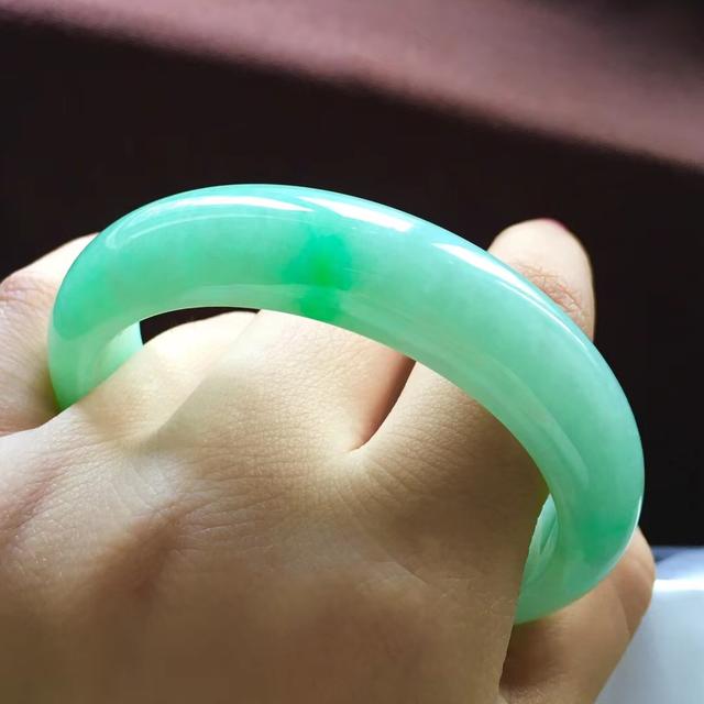 翡翠手镯有棉絮好不好黄金配翡翠手镯-第4张图片-翡翠网 翡翠手镯有棉絮好不好黄金配翡翠手镯-第4张图片-翡翠网