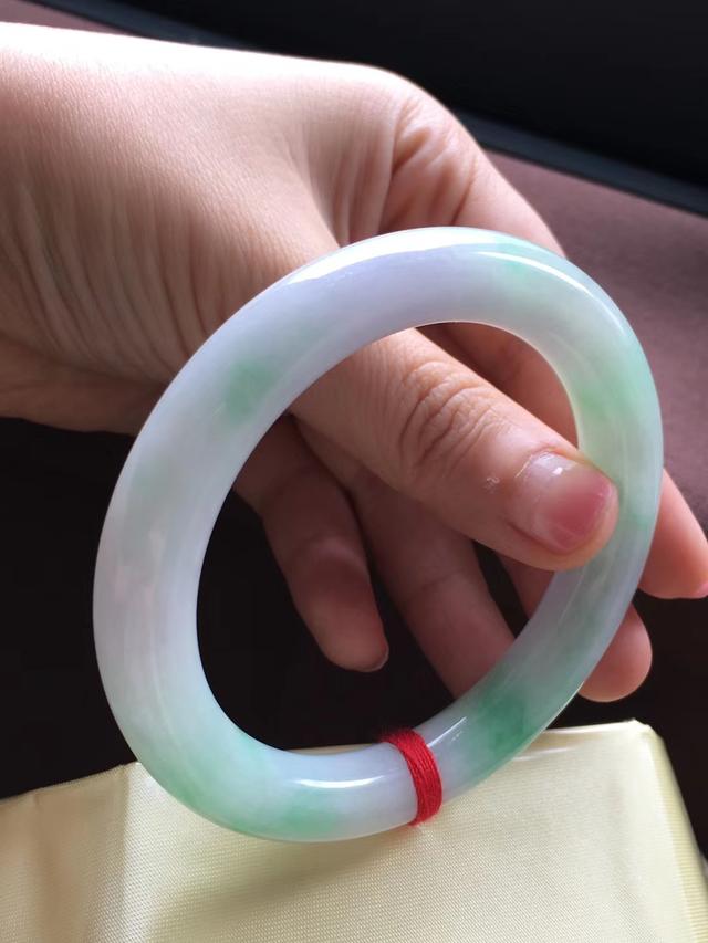 翡翠手镯有棉絮好不好黄金配翡翠手镯-第6张图片-翡翠网 翡翠手镯有棉絮好不好黄金配翡翠手镯-第6张图片-翡翠网
