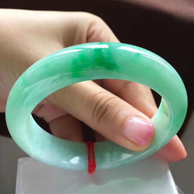 翡翠手镯有棉絮好不好黄金配翡翠手镯-第7张图片-翡翠网 翡翠手镯有棉絮好不好黄金配翡翠手镯-第7张图片-翡翠网