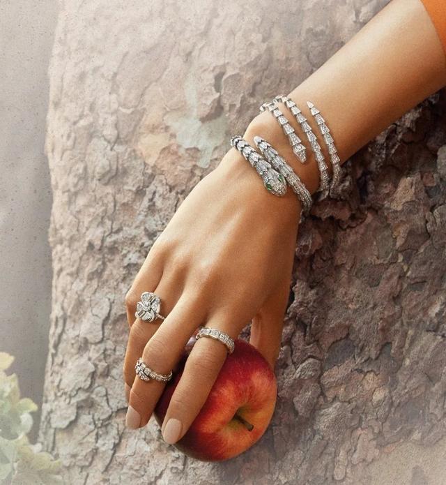 翡翠手镯有棉絮好不好黄金配翡翠手镯-第9张图片-翡翠网 翡翠手镯有棉絮好不好黄金配翡翠手镯-第9张图片-翡翠网