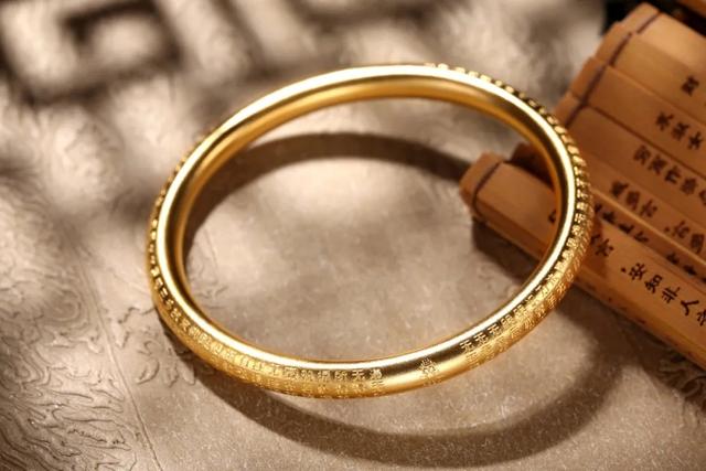 翡翠手镯有棉絮好不好黄金配翡翠手镯-第11张图片-翡翠网 翡翠手镯有棉絮好不好黄金配翡翠手镯-第11张图片-翡翠网