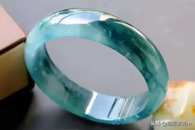 翡翠手镯里有杂质2万的翡翠手镯-第1张图片-翡翠网 翡翠手镯里有杂质2万的翡翠手镯-第1张图片-翡翠网