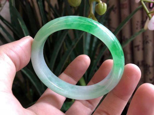 翡翠手镯糯棉5000千多元的糯种翡翠手镯-第4张图片-翡翠网 翡翠手镯糯棉5000千多元的糯种翡翠手镯-第4张图片-翡翠网
