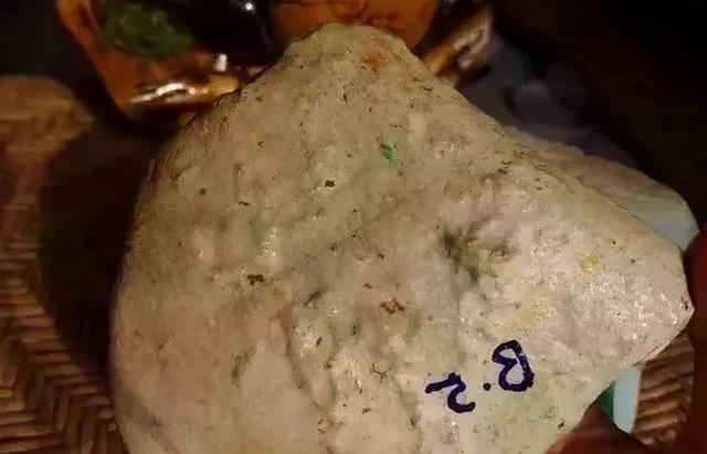 白皮木那翡翠原石有愈合纹,白皮翡翠原石上有水波纹-第1张图片-翡翠网 白皮木那翡翠原石有愈合纹,白皮翡翠原石上有水波纹-第1张图片-翡翠网