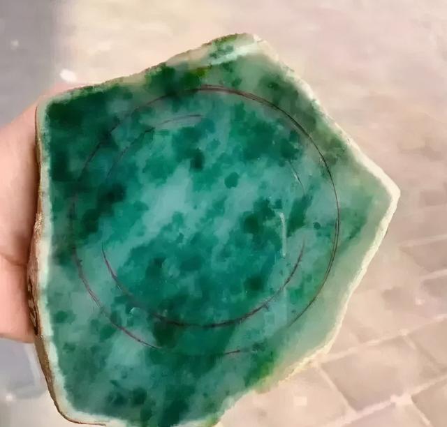 白皮木那翡翠原石有愈合纹,白皮翡翠原石上有水波纹-第2张图片-翡翠网 白皮木那翡翠原石有愈合纹,白皮翡翠原石上有水波纹-第2张图片-翡翠网