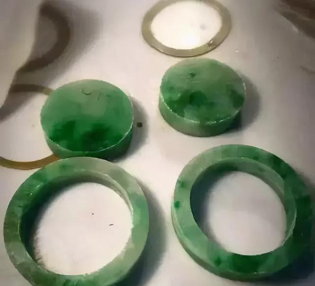 白皮木那翡翠原石有愈合纹,白皮翡翠原石上有水波纹-第4张图片-翡翠网 白皮木那翡翠原石有愈合纹,白皮翡翠原石上有水波纹-第4张图片-翡翠网