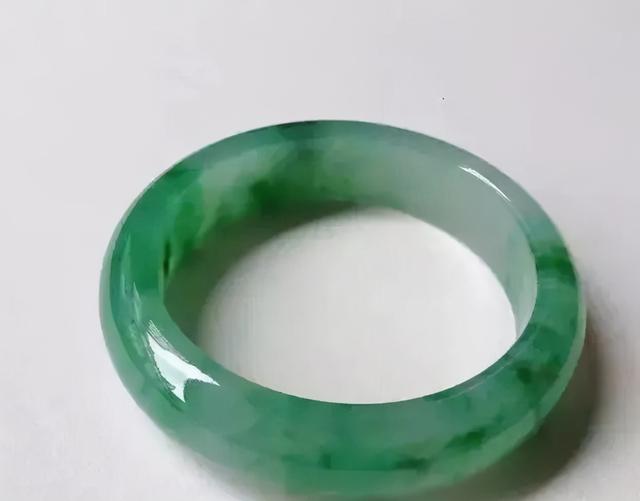 白皮木那翡翠原石有愈合纹,白皮翡翠原石上有水波纹-第5张图片-翡翠网 白皮木那翡翠原石有愈合纹,白皮翡翠原石上有水波纹-第5张图片-翡翠网