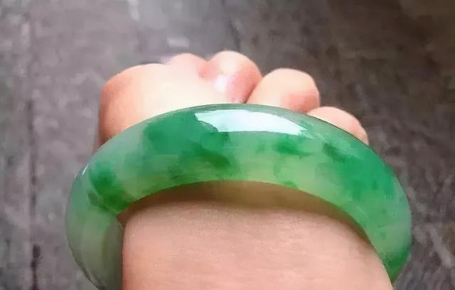 白皮木那翡翠原石有愈合纹,白皮翡翠原石上有水波纹-第6张图片-翡翠网 白皮木那翡翠原石有愈合纹,白皮翡翠原石上有水波纹-第6张图片-翡翠网