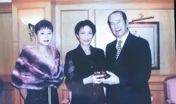 深蓝色翡翠手镯翡翠镯子报价-第1张图片-翡翠网 深蓝色翡翠手镯翡翠镯子报价-第1张图片-翡翠网