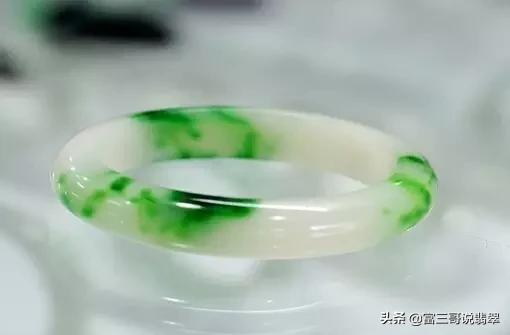 翡翠手镯去医院可以戴吗戴翡翠有什么好处-第10张图片-翡翠网 翡翠手镯去医院可以戴吗戴翡翠有什么好处-第10张图片-翡翠网