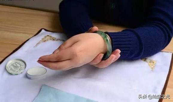 翡翠手镯买回来直接戴吗,翡翠手镯怎么佩戴-第6张图片-翡翠网