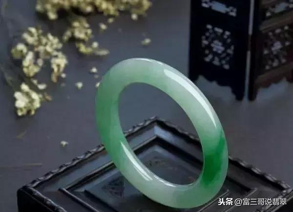 翡翠白条手镯能戴润吗低档翡翠手镯会越戴越润吗-第8张图片-翡翠网 翡翠白条手镯能戴润吗低档翡翠手镯会越戴越润吗-第8张图片-翡翠网