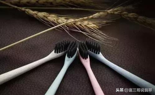 翡翠白条手镯能戴润吗低档翡翠手镯会越戴越润吗-第10张图片-翡翠网 翡翠白条手镯能戴润吗低档翡翠手镯会越戴越润吗-第10张图片-翡翠网