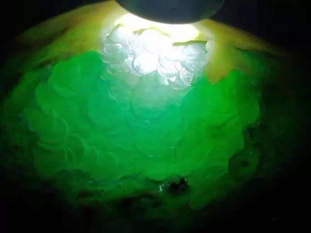 翡翠原石打灯照压灯表现不明显的翡翠原石-第1张图片-翡翠网 翡翠原石打灯照压灯表现不明显的翡翠原石-第1张图片-翡翠网