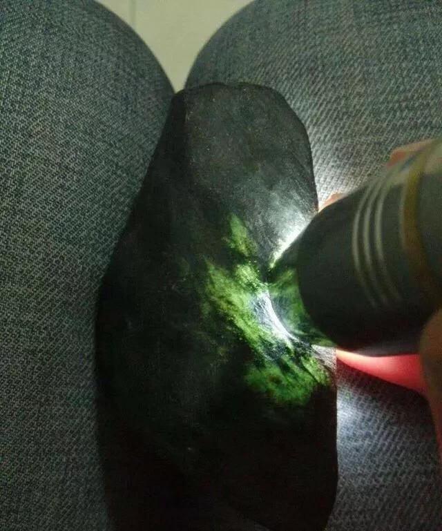 翡翠原石打灯照压灯表现不明显的翡翠原石-第5张图片-翡翠网 翡翠原石打灯照压灯表现不明显的翡翠原石-第5张图片-翡翠网