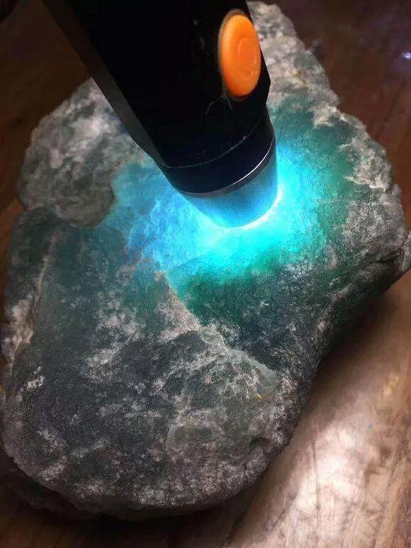 翡翠原石打灯照压灯表现不明显的翡翠原石-第14张图片-翡翠网 翡翠原石打灯照压灯表现不明显的翡翠原石-第14张图片-翡翠网