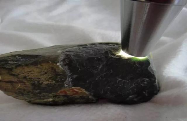 翡翠原石打灯照压灯表现不明显的翡翠原石-第16张图片-翡翠网 翡翠原石打灯照压灯表现不明显的翡翠原石-第16张图片-翡翠网