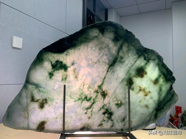 一个普通的翡翠三彩手镯黄加绿翡翠手镯-第1张图片-翡翠网 一个普通的翡翠三彩手镯黄加绿翡翠手镯-第1张图片-翡翠网